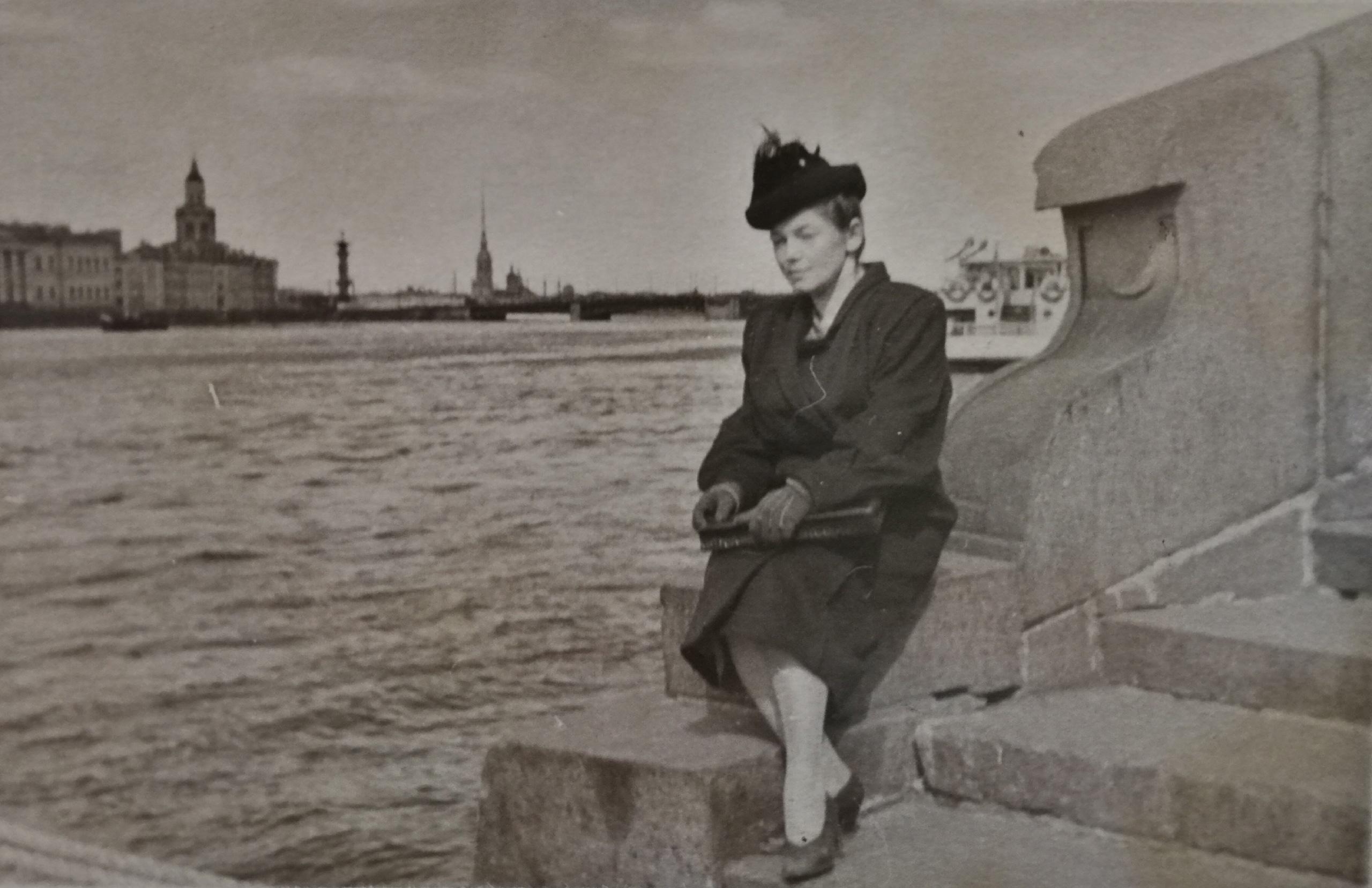 "УСТАЛИ ОБА МЫ ЛГАТЬ И ПРИТВОРЯТСЯ"... (Фото Петербург-Ретроспектива) - Поёт Владимир Неплюев)