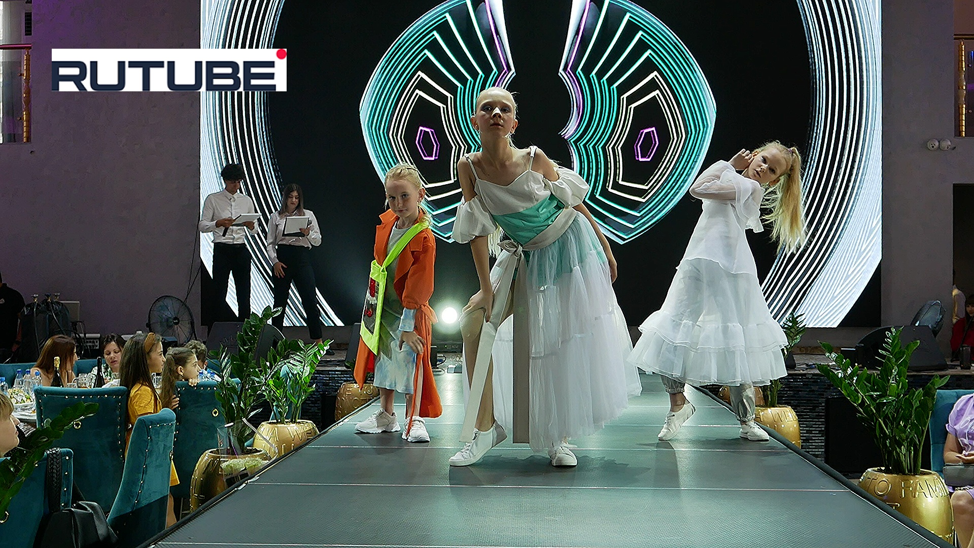 "ГРАНД" ЯРКИЕ МОДНЫЕ ОБРАЗЫ ДЛЯ ДЕВОЧЕК на МОДНОМ ПОКАЗЕ ДЛЯ ДЕТЕЙ / 1000планет