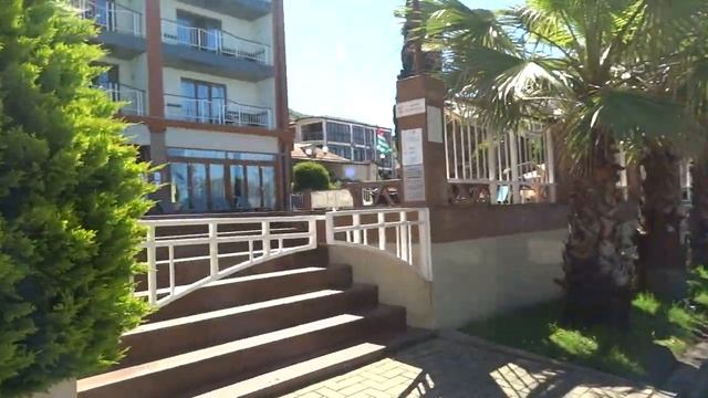 Бассейны и территория отеля Alex Resort & Spa Hotel 4*. Абхазия. г. Гагра.