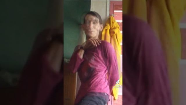 Мужик танцует под какую-то музяку