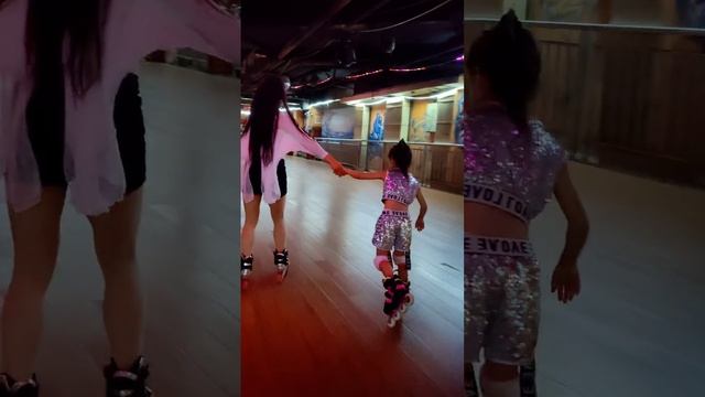 Ребенок на роликах