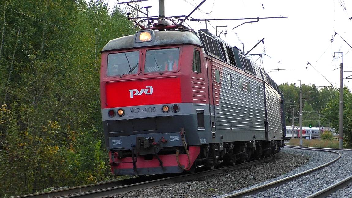 ЧС7-006 со скорым поездом Москва - Тольятти и приветливой бригадой