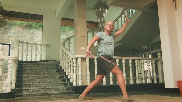 И ЦЗИНЬ ЦЗИН СЯОЯО