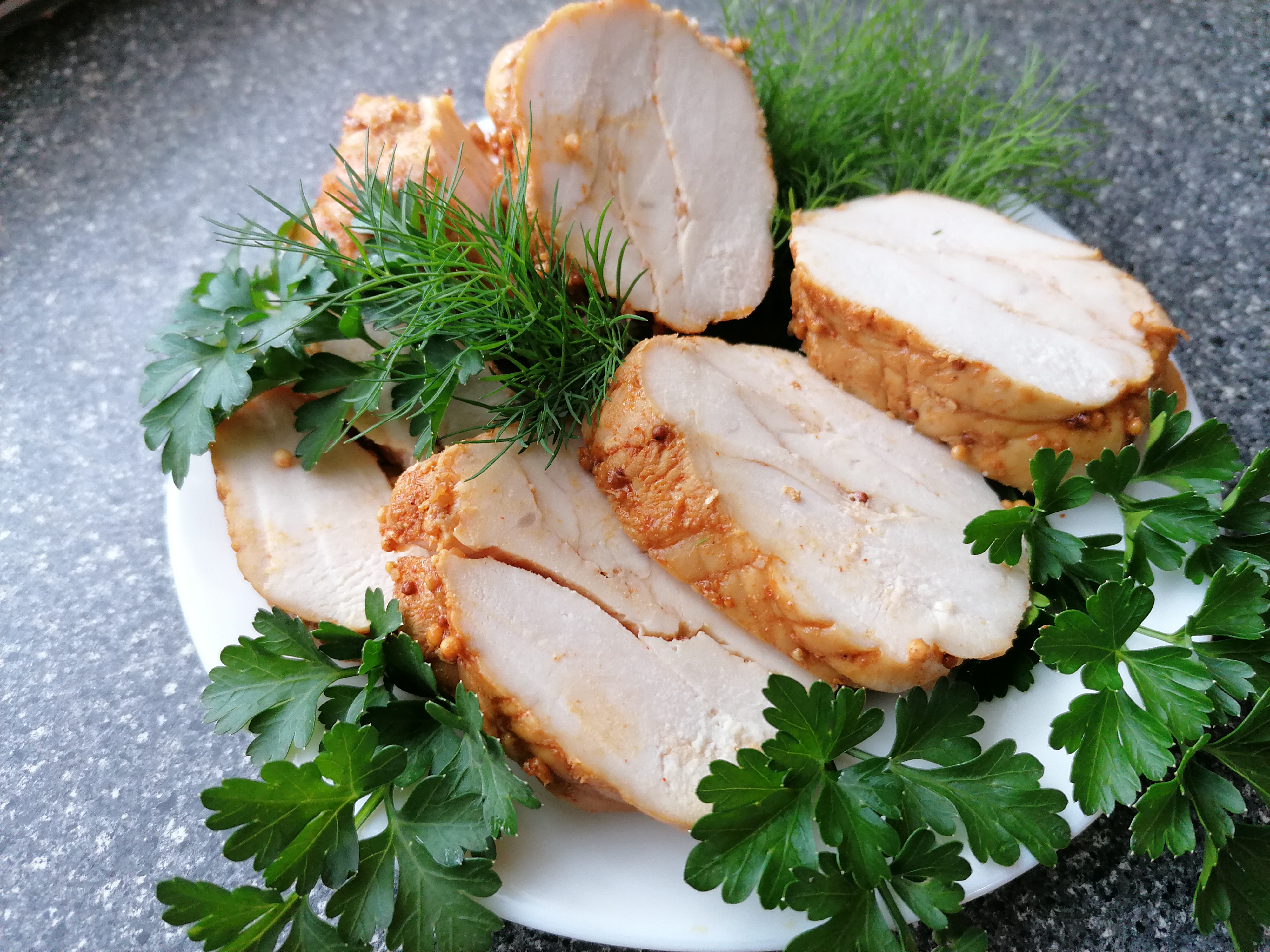 ПАСТРОМА из куриной грудки получается вкусная, сочная, в ароматной пряной оболочке.