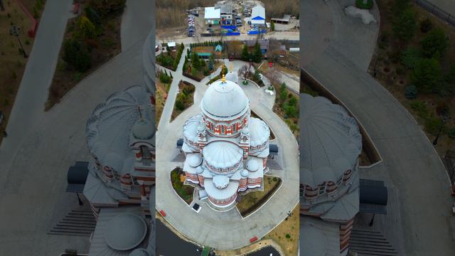 Недалеко заросший парк и руины усадьбы Липгарта