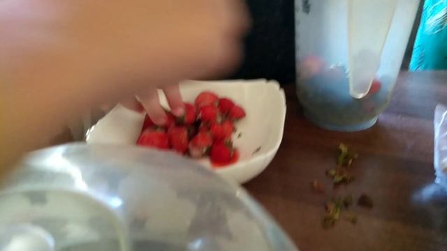 Сделали коктейль из ягод и мороженого 2 часть 1 выпуск