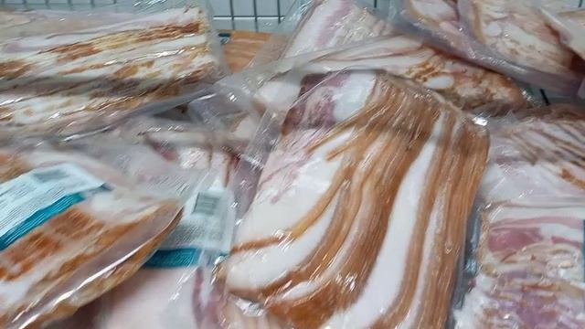 Магазин "Светофор": грибочки, копченая горбуша, трюфели, джинсы