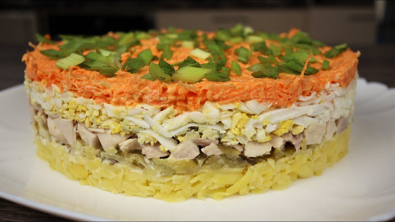 Такой вкусный и нежный салат с курицей и сырой морковью! Без него ни один праздник не проходит