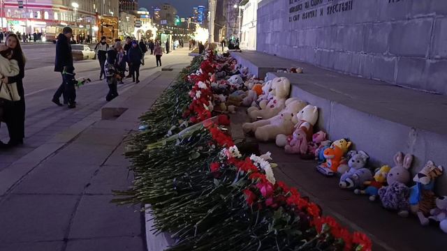 #50. Екатеринбург. Цветы. Свечи.Игрушки.Боль.....