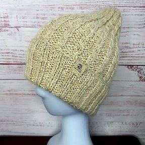 МК  Вязаная шапка с отворотом орнаментом жгутиком