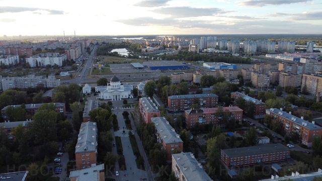 Ярмарочный собор и микрорайон Мещерское озеро в лучах на закате солнца // Виды Нижнего Новгорода