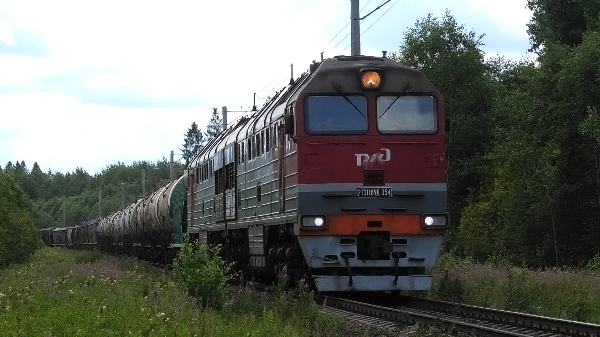 2ТЭ116УД-054 с грузовым поездом и приветливой бригадой