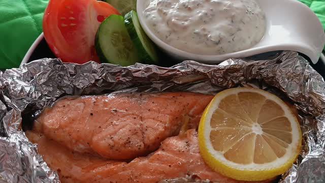 📌 Рыба запеченная в фольге с лимоном и белый сметанный соус к рыбе