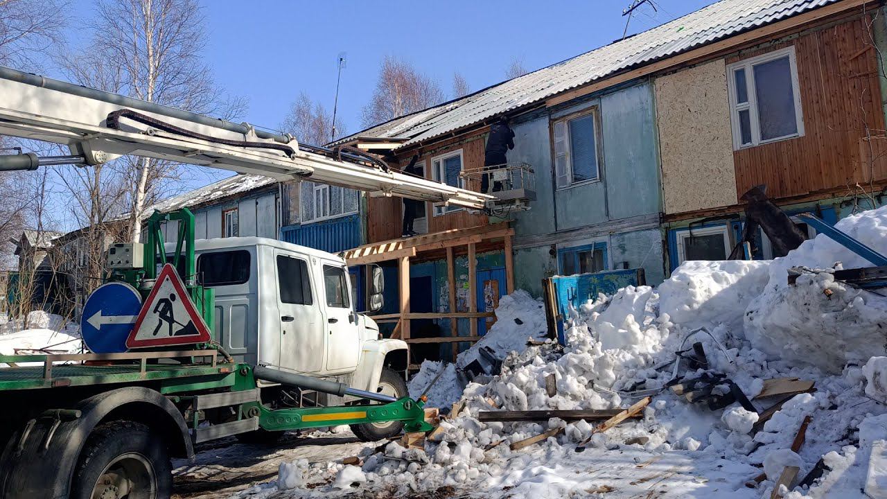 Что произошло. 09.04.24. Весна пришла. В Югре снег с крыши снес два балкона жилого дома