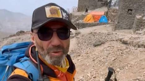 Президент Клуба 7 Вершин Александр Абрамов представляет приют, штурмовой лагерь Демавенда