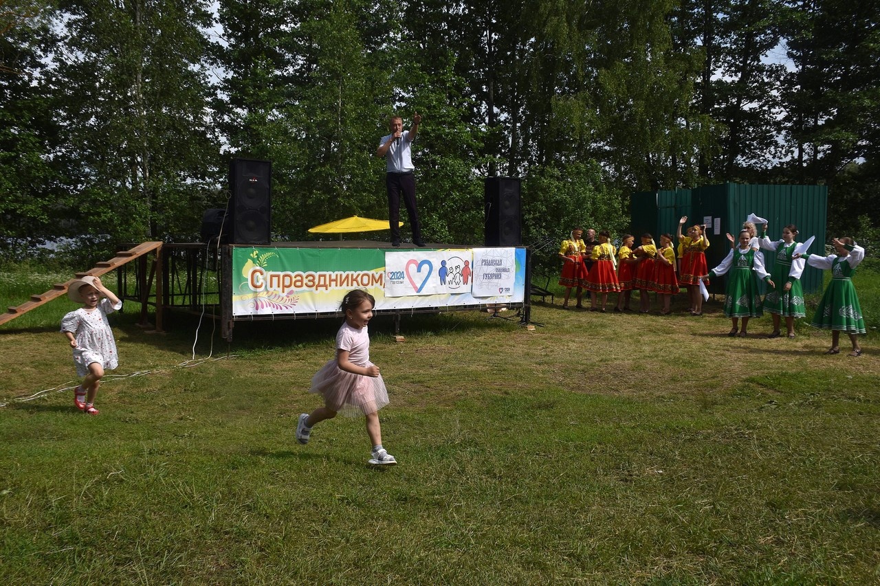 "КРАПИВА-ЛЕБЕДА"... (Фото Геннадия ВОЛОДИНА (Рязань), музыка - группа "ФЕДОРА-FOLK")