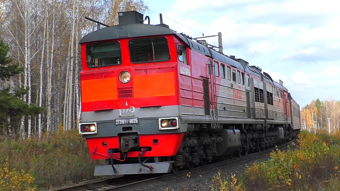 "Гибрид" 2ТЭ10УТ-0025 А/0001 Б со скорым поездом Нижневартовск — Пенза