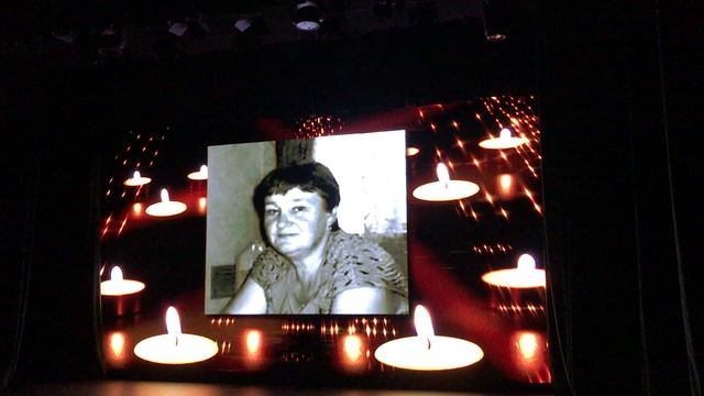 На концерте памяти жертв в теракте в метро 03.04.2017: минута молчания (о тех, кто погиб)