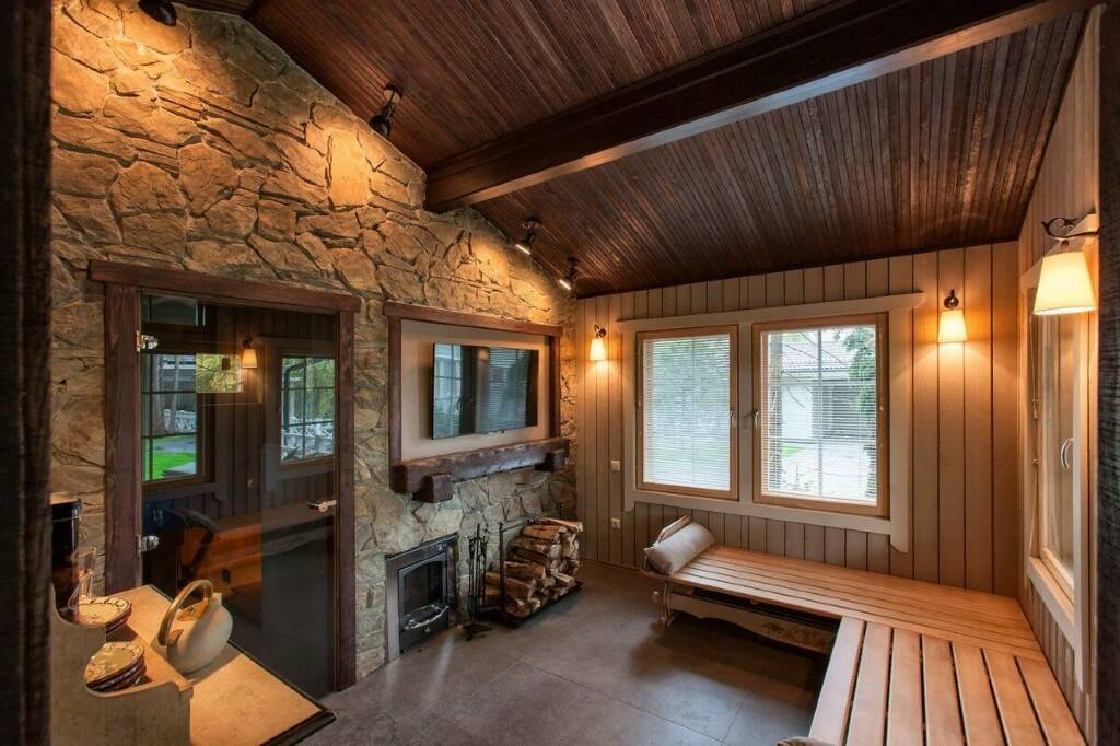 Да, с девушкой наедине неплохо поболтать, когда не о делах, и меру знать, а девушке особенно...