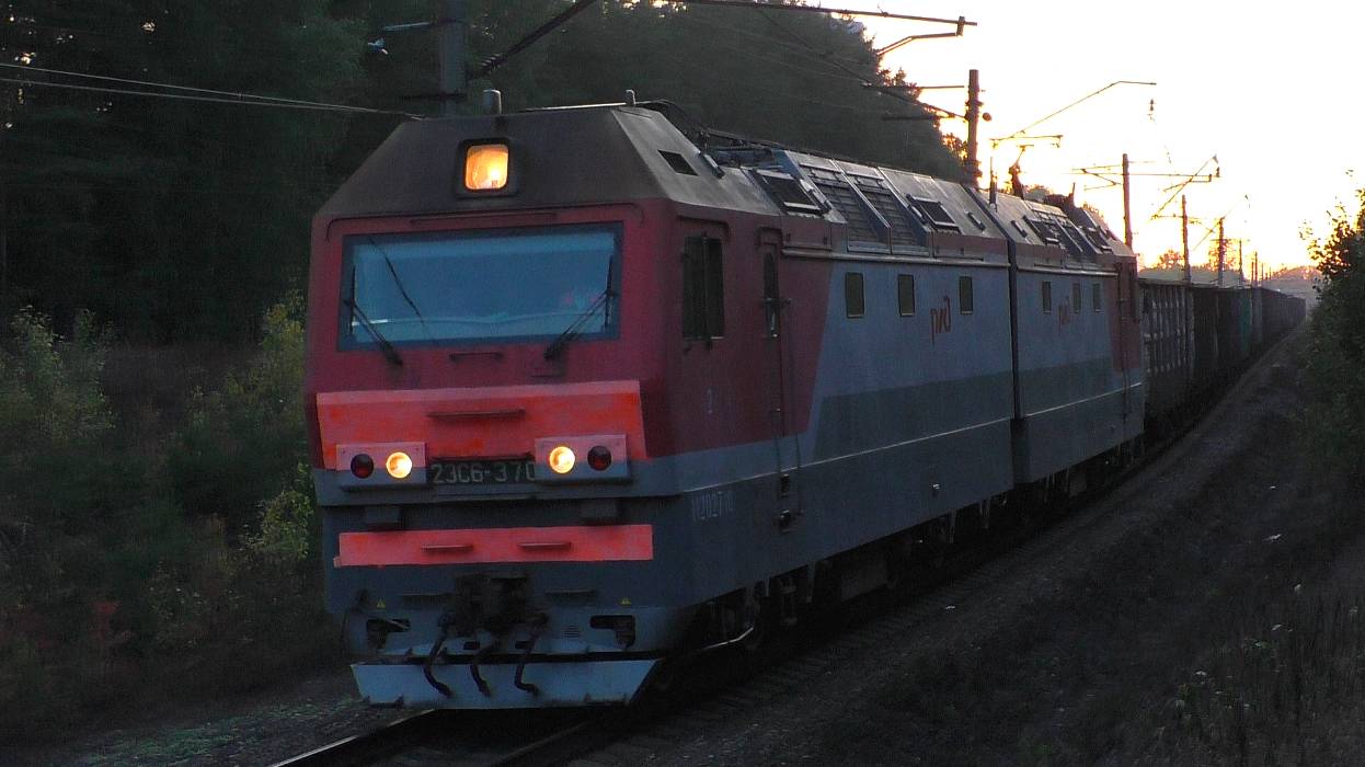 "Ревущая Синара" 2ЭС6-370 с грузовым поездом