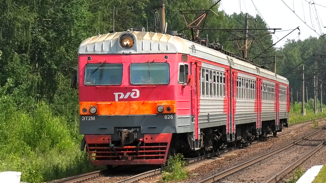 ЭТ2М-028 сообщением Богданович — Екатеринбург-Пасс. делает остановку на о.п. Чапаевская