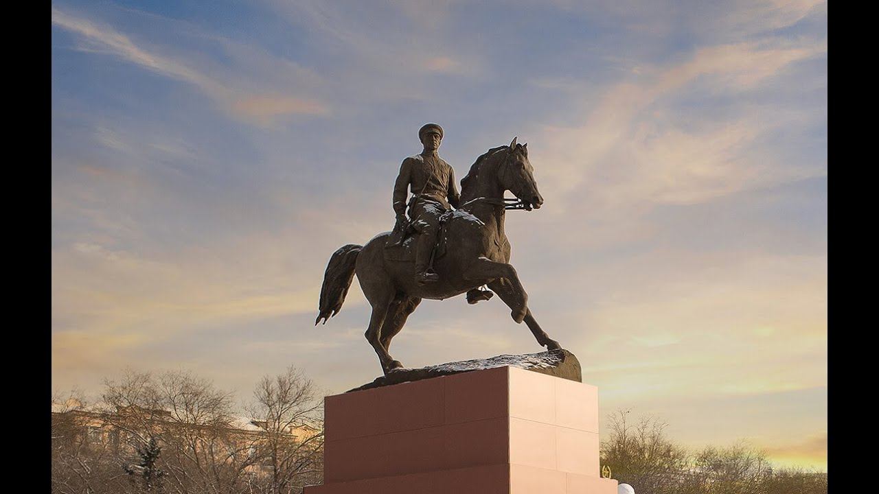 Памятник Маршалу Константину Рокоссовскому в столице Бурятии