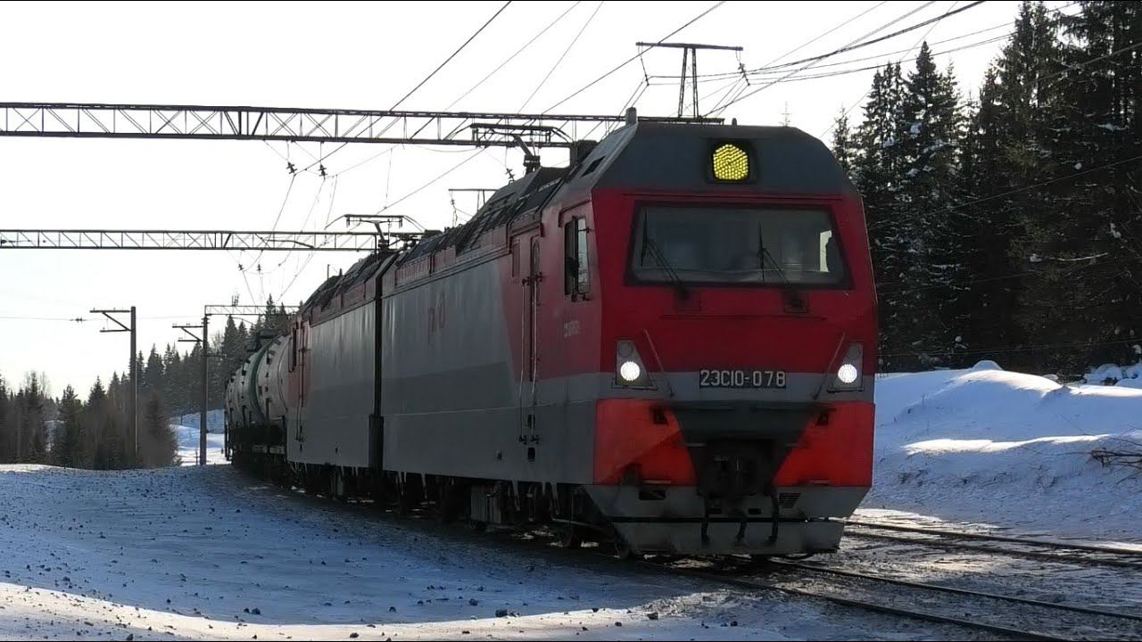 2ЭС10-078 "Гранит" с грузовым поездом следует через о.п. Глухарь