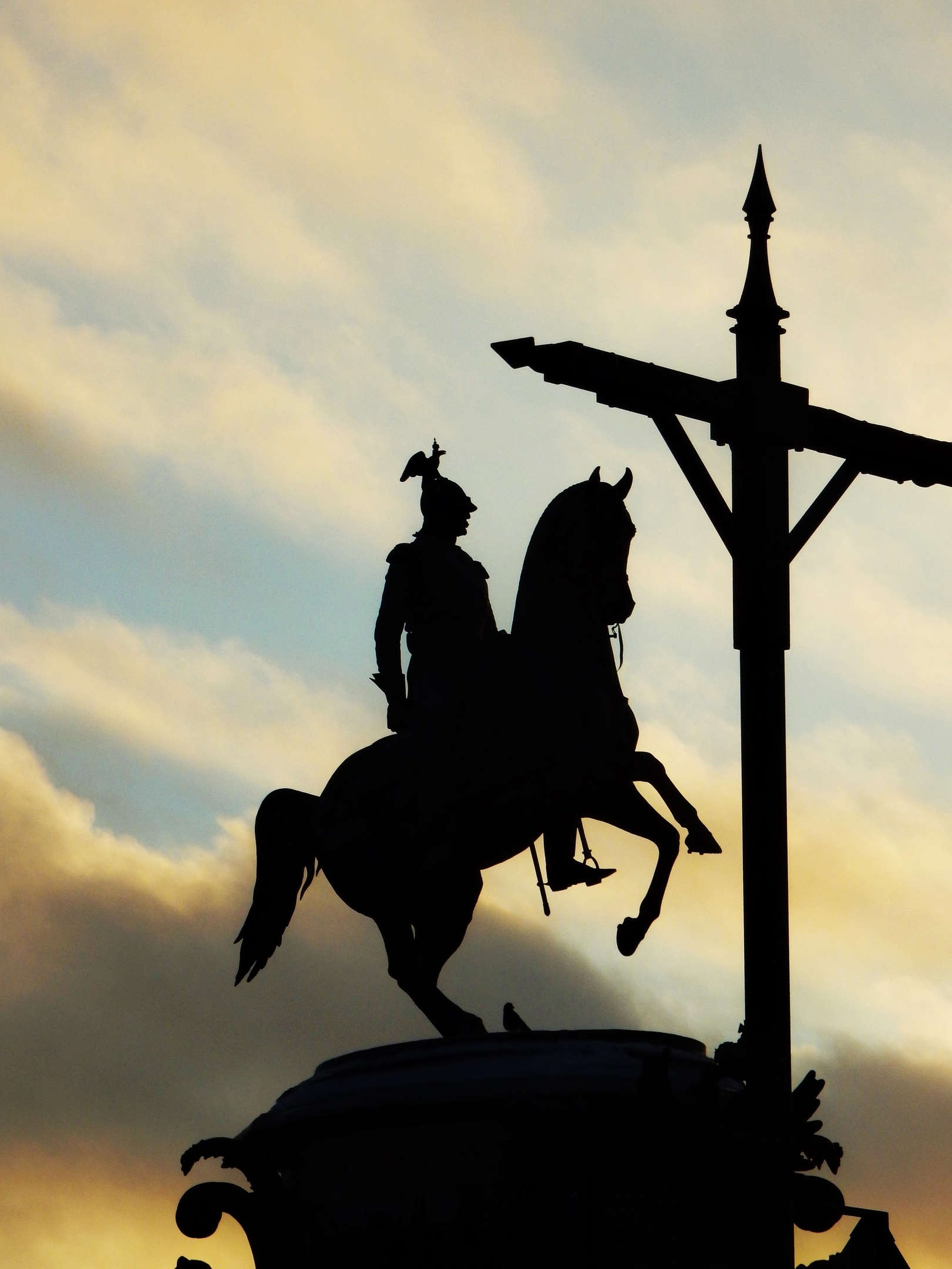 "СИЛУЭТЫ ПЕТЕРБУРГА И КОЕ-КАКИЕ МЫСЛИ.".. (Фото со стены Мойрэрамоса Гамоса (СПб), муз. - Oak Shine)