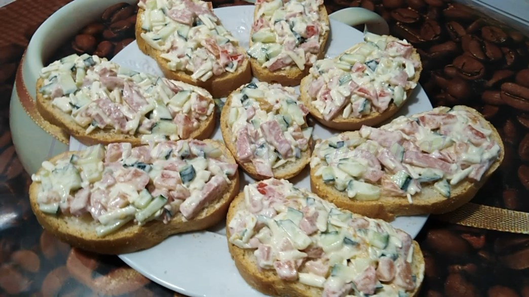 Бутерброды с колбасой и сыром. Вкусная и быстрая закуска