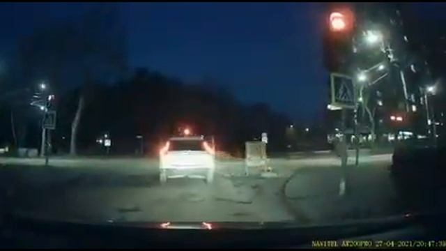 Светофор красный  Неа, не слышал