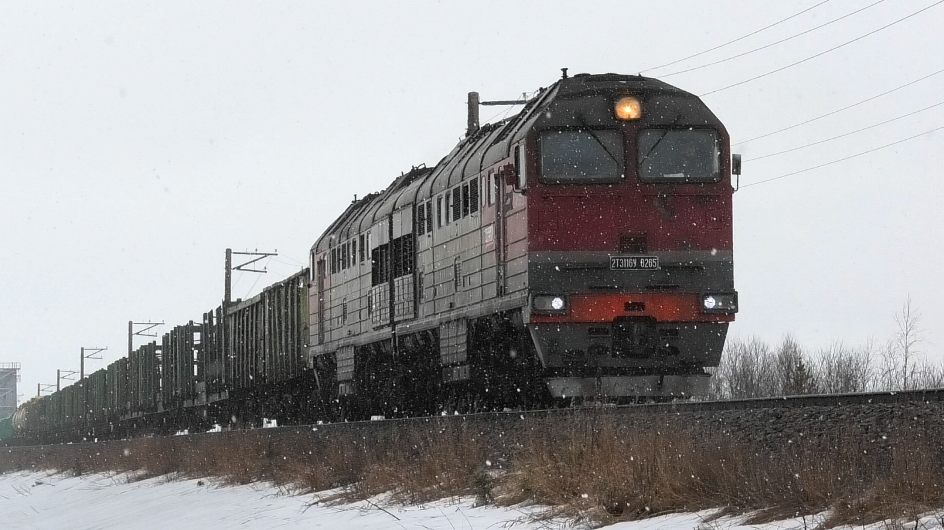 2ТЭ116У-0265 с грузовым поездом и приветливой бригадой