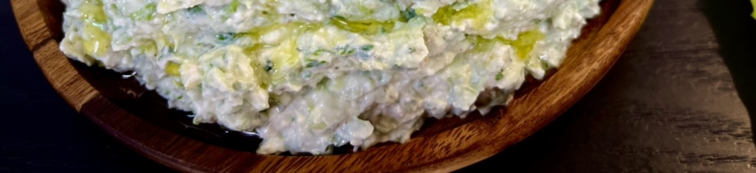 Салат- намазка из творога, листовой зелени, огурца- просто чудный вкус!