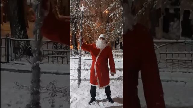 Снежный апокалипсис в Тюмени!
В одном из районов Тюмени вернулся Дед Мороз. Он решил порадовать жи