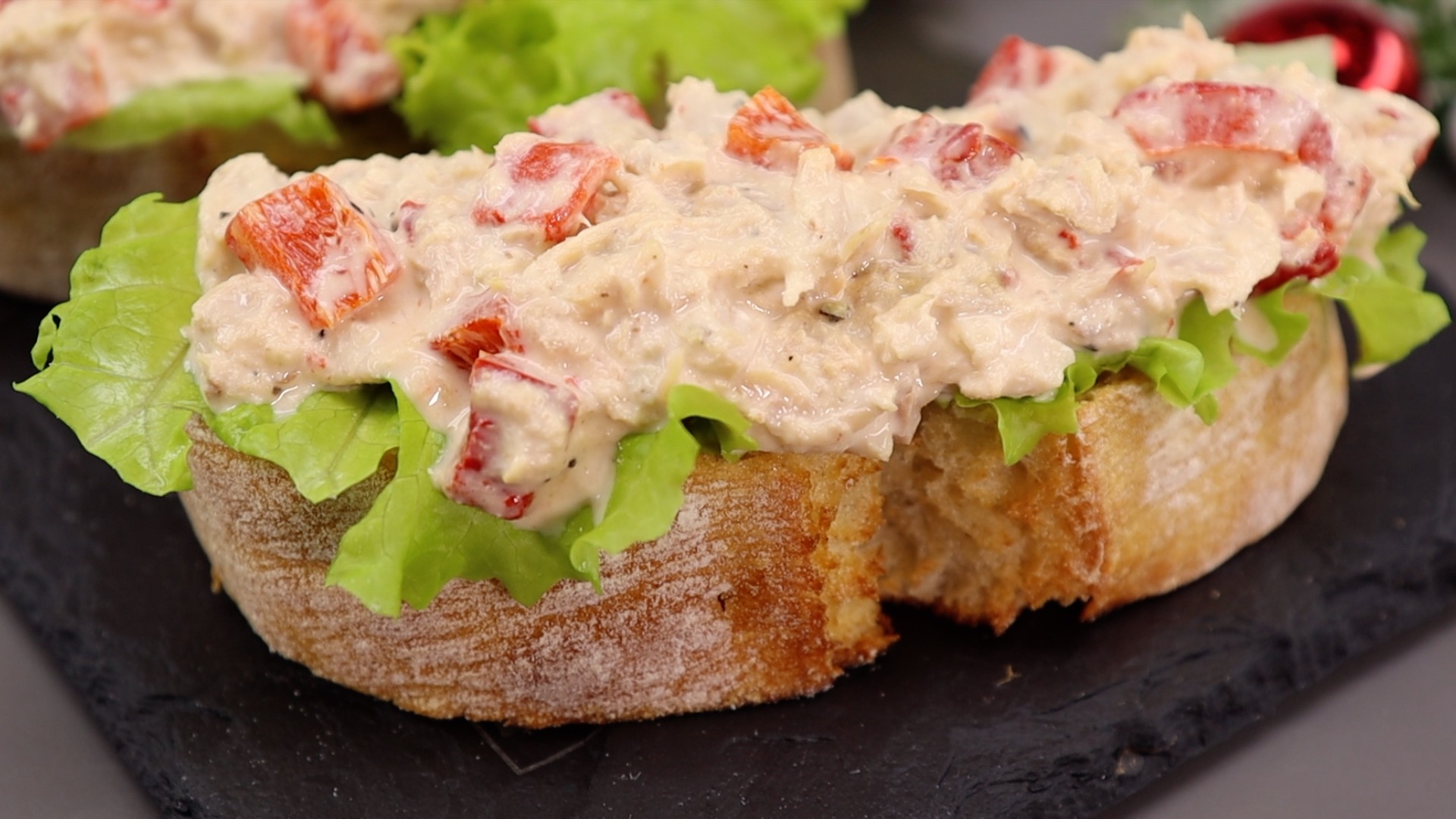 Шикарная и быстрая ЗАКУСКА НА СТОЛ - БРУСКЕТТА С ТУНЦОМ И ЗАПЕЧЁННЫМ ПЕРЦЕМ