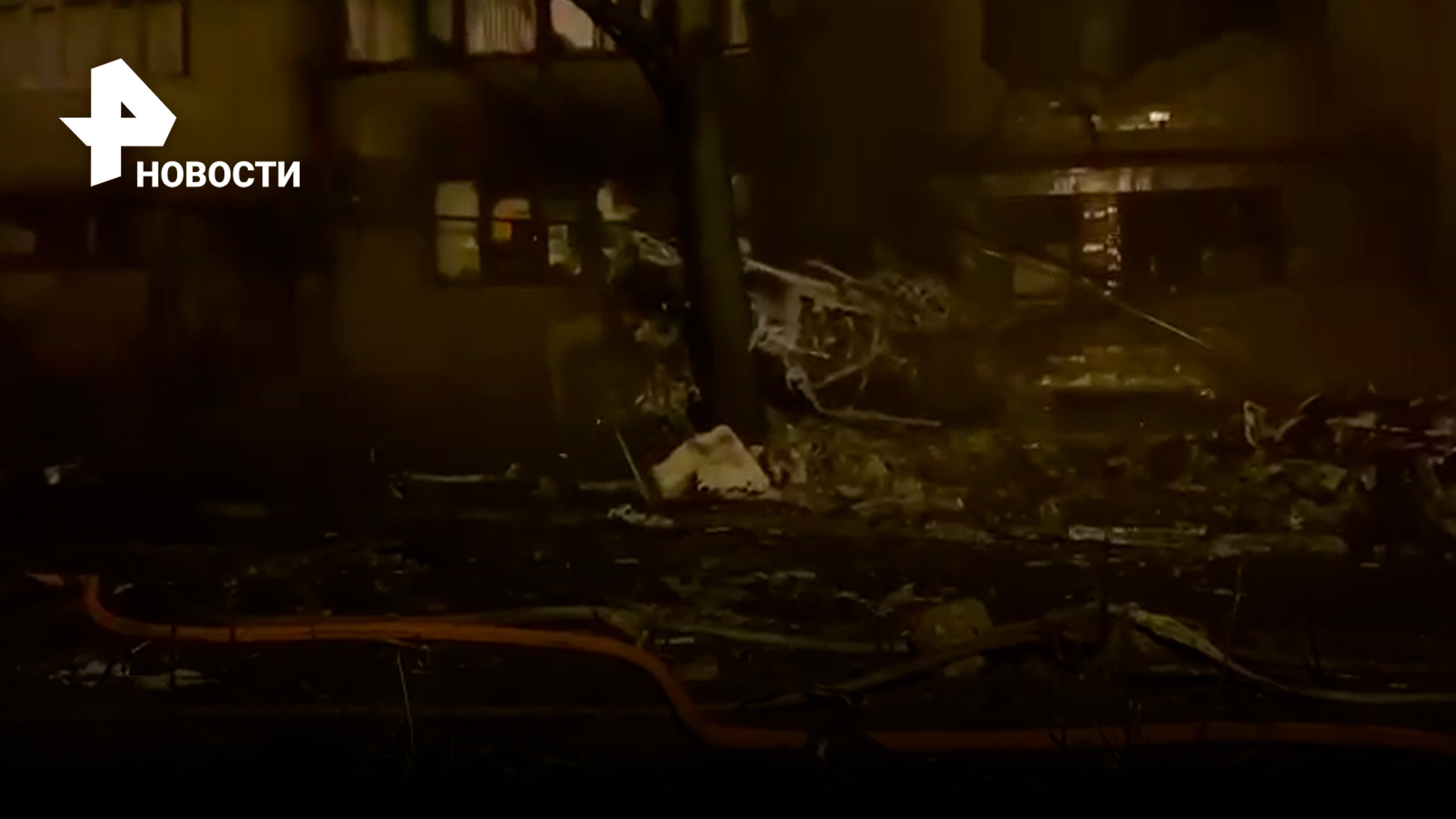 ЧС Кубани поделились кадрами с обломками упавшего Су-34 в Ейске / РЕН Новости