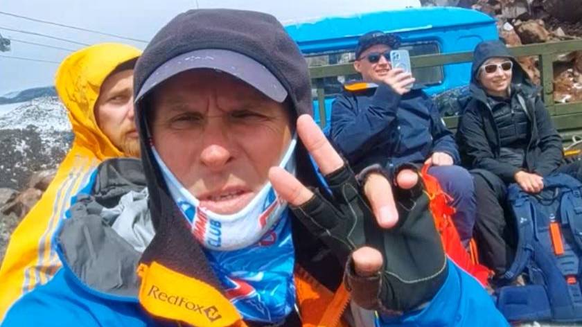 Группа Клуба 7 Вершин "Спартанцы" на снежно-ледовых занятиях на склонах Эльбруса. Сентябрь 2024 года