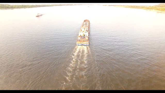 Буксир тянет Баржу. Tug on the river Volga.