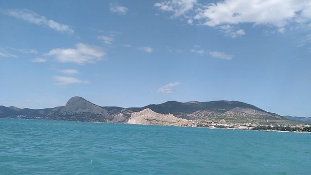 Плывем в Судаке по Чёрному морю. Тёплое море солнце и горы, что ещё нужно?