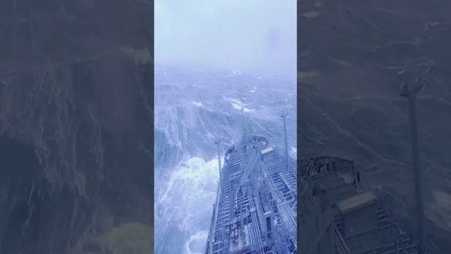 Вот что видит экипаж корабля во время шторма в океане #Вот что видит #экипаж корабля