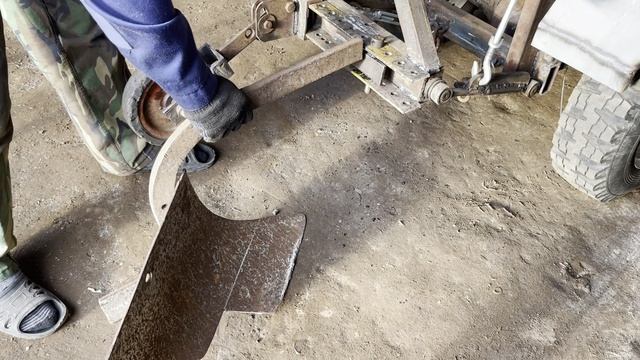 Устанавливаем плуг на мини трактор. Изготавливаем вместе.
