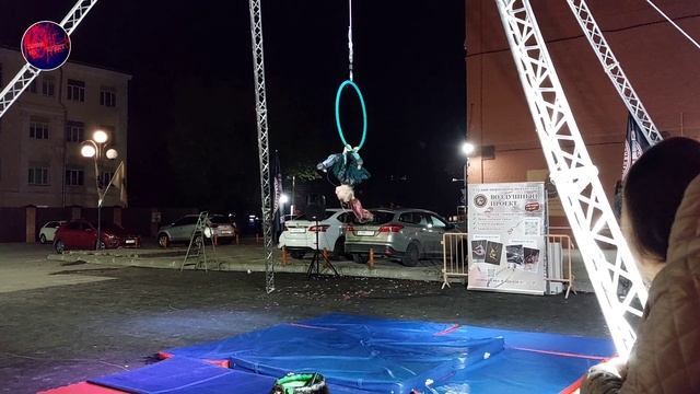 История Ведьмочки. Выступление воздушных гимнастов.