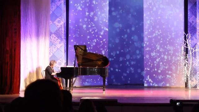 Новогоднее поздравление на рояле. исп. Виктория Авдеева и Валерия Хотенова.