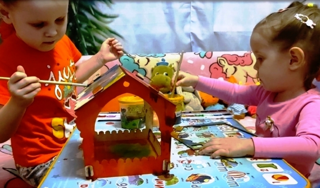 Новогодний Адвент календаря и Софа и Тася выполняют 8 задание, делают кормушку для птиц.