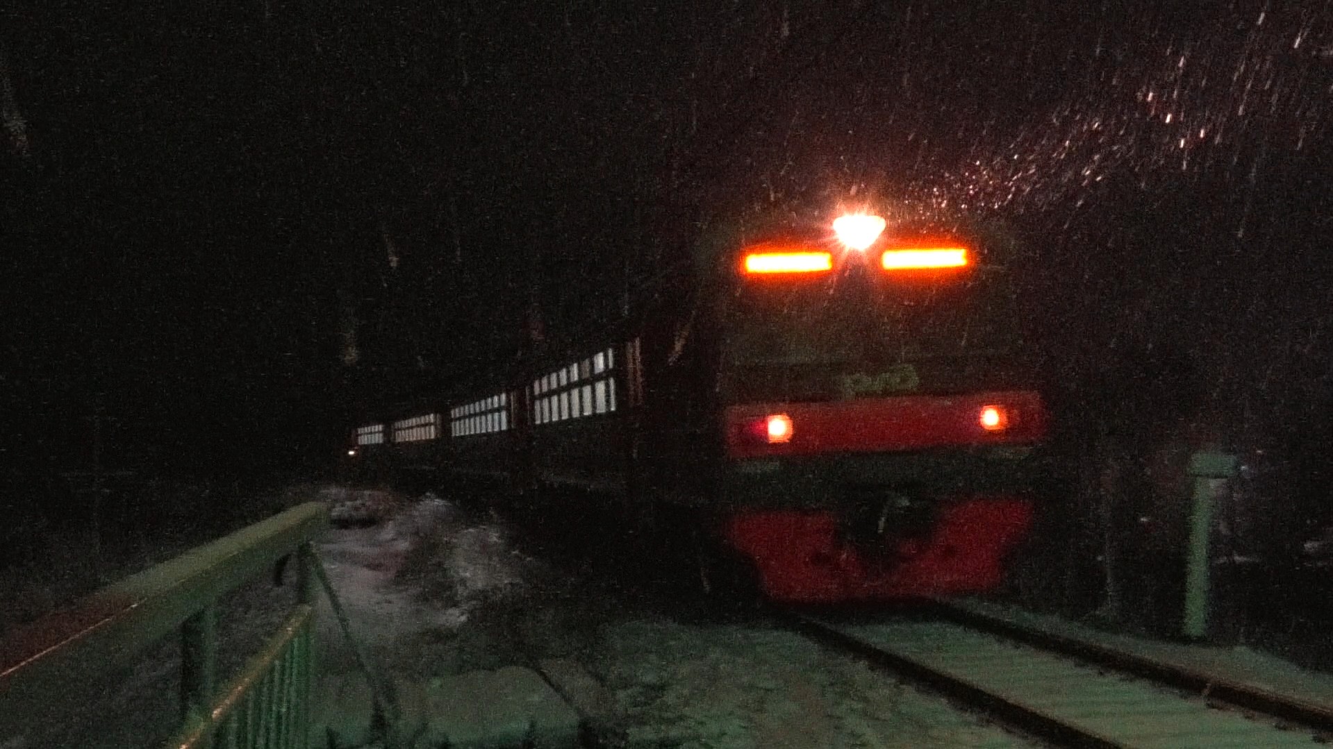 "Вечерняя электричка" ЭД4М-0077 сообщением Егоршино - Ясашная делает остановку на о.п. 125 км