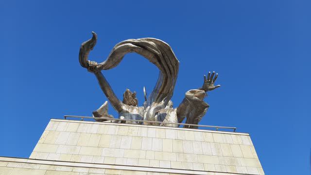 На крыше павильона РАБОЧИЙ И КОЛХОЗНИЦА...