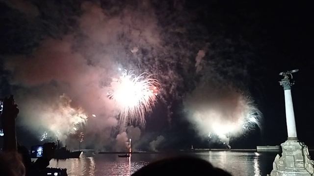 Свето-пиротехническое шоу в Севастополе в День России 12 июня 2021 года