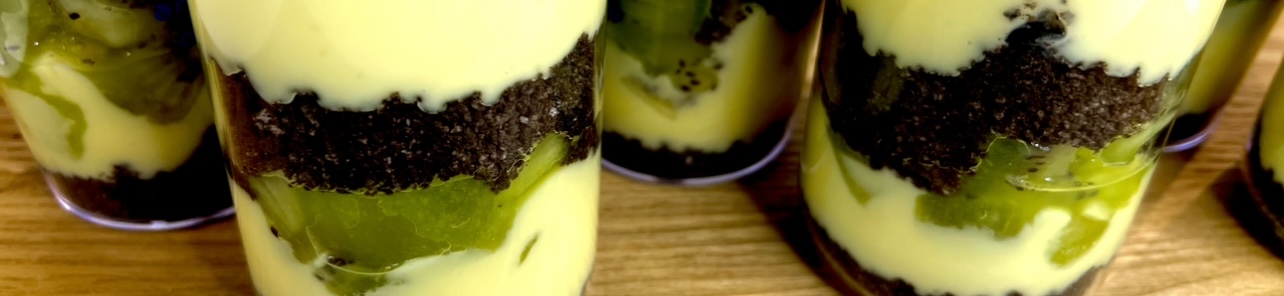 Десерт в стакане с ванильным заварным кремом и киви- Трайфл!