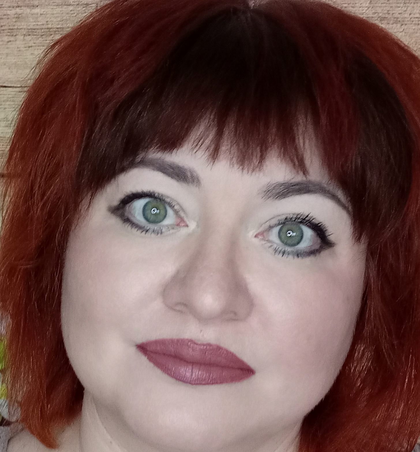 Макияж с новыми оттенками карандашей из серии WOOD EXPERT FABERLIC.