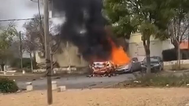 В Авивим на севере Израиля горят машины после обстрела из Ливана