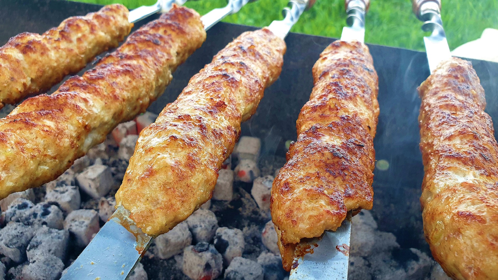 БОЖЕСТВЕННЫЙ ЛЮЛЯ КЕБАБ, вкуснее я не пробовал. Люля кебаб из свинины на мангале. Простой рецепт.